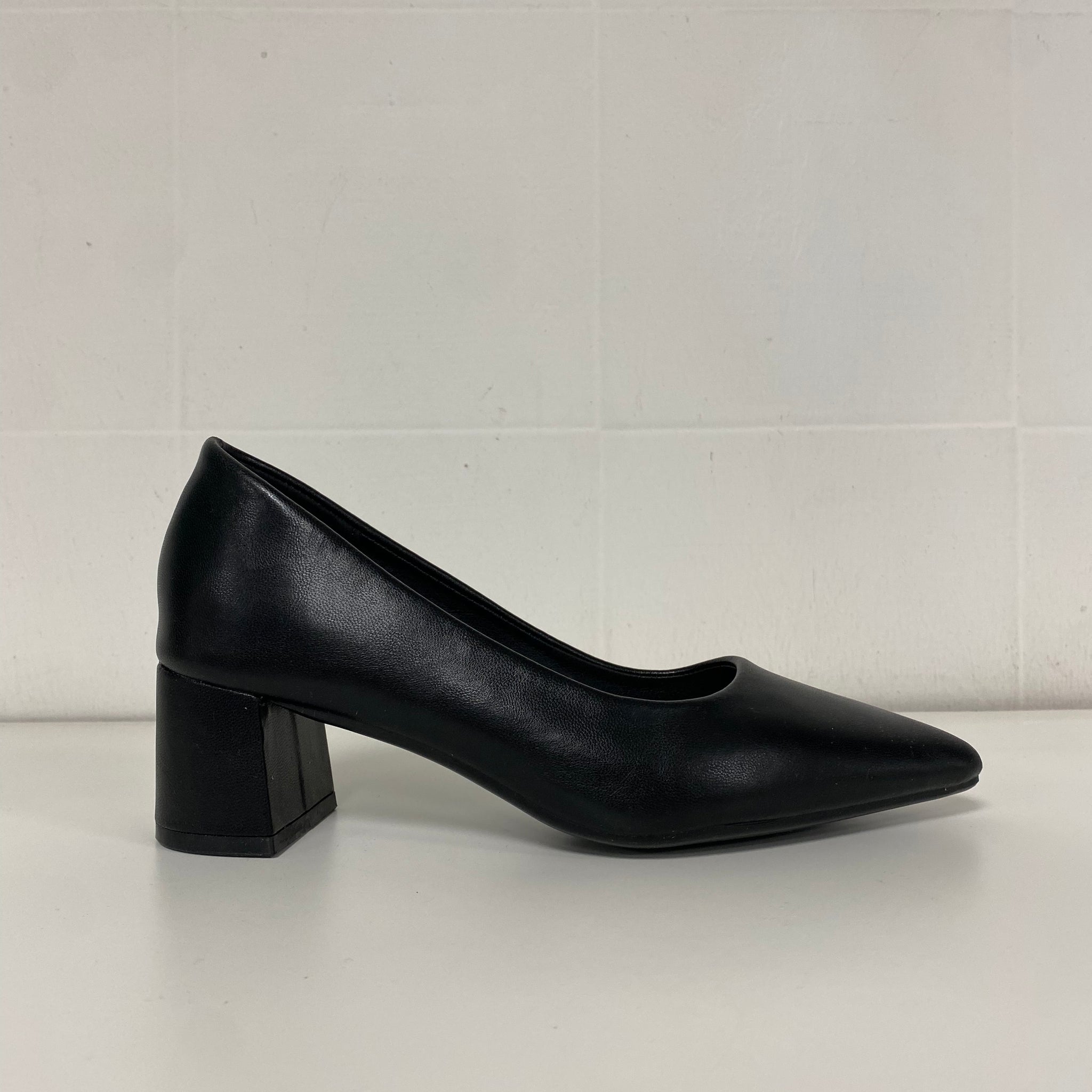 Pointed toe pumps in leather