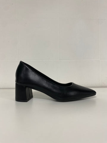 Pointed toe pumps in leather