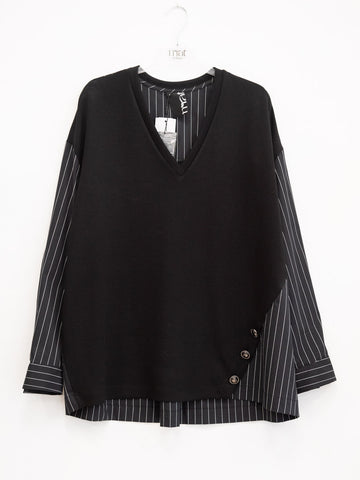 Sweatshirt with pinstripe fabric and buttons