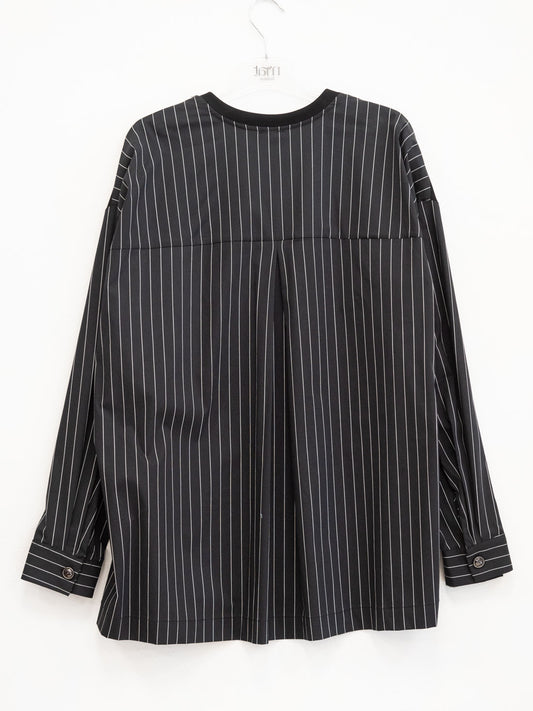 Sweatshirt with pinstripe fabric and buttons