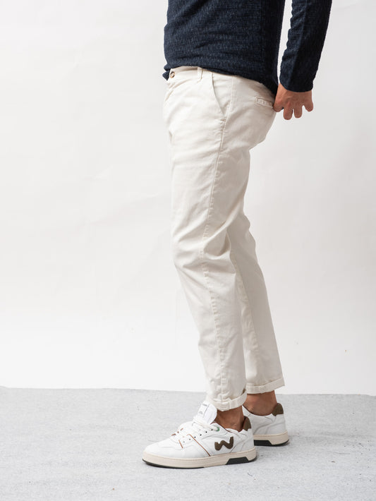 Pantalone chino con peinces